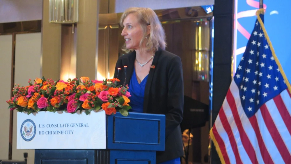 Tổng Lãnh sự Hoa Kỳ tại TPHCM Susan Burns phát biểu tại buổi lễ. Ảnh: THỤY VŨ