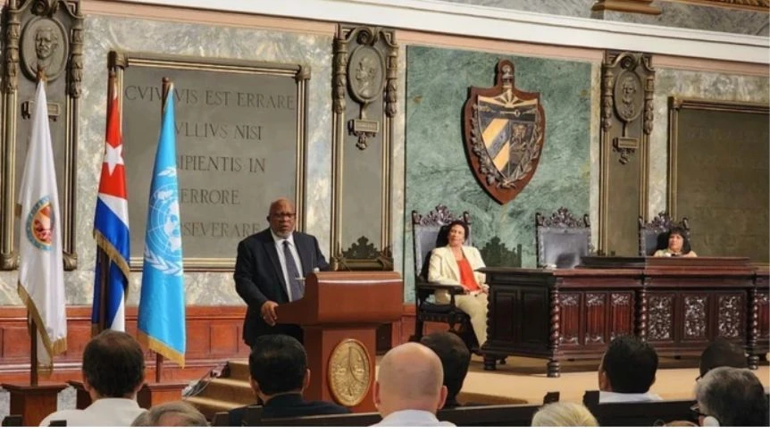 Chủ tịch ĐHĐ LHQ Dennis Francis phát biểu tại hội nghị “Cuba và chủ nghĩa đa phương: Cơ hội và thách thức” diễn ra tại Aula Magna của Đại học La Habana. Ảnh: Mai Phương/TTXVN
