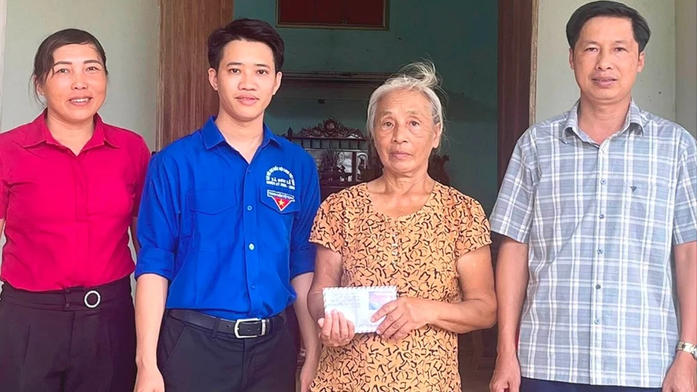 Người thân của bé Nguyễn Thị Trà Giang tiếp nhận 15 triệu đồng của bạn đọc Báo SGGP hỗ trợ. Ảnh: DƯƠNG QUANG