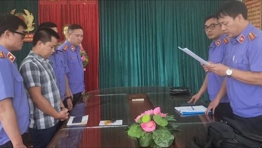 Cơ quan điều tra tống đạt quyết định khởi tố bị can, lệnh bắt bị can để tạm giam đối với Nguyễn Xuân Bằng