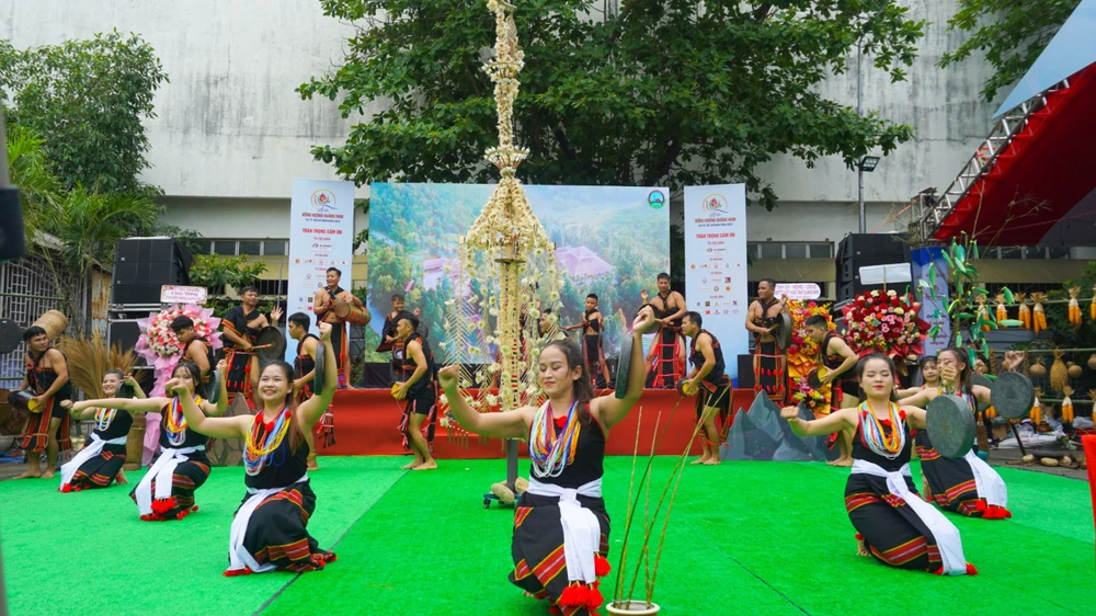 Tiết mục “Nồng nàn hương quế bay xa” do đội cồng chiêng đến từ huyện Bắc Trà My (Quảng Nam) biểu diễn, tái hiện sự tích cây quế - loài cây có ý nghĩa kinh tế lớn đối với người dân Bắc Trà My