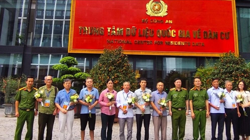 Bà Phạm Thị Vinh (thứ 5 từ trái qua) có mặt tại Trung tâm Dữ liệu Quốc gia về dân cư, nơi giúp gia đình tìm được liệt sĩ Phạm Văn Thước