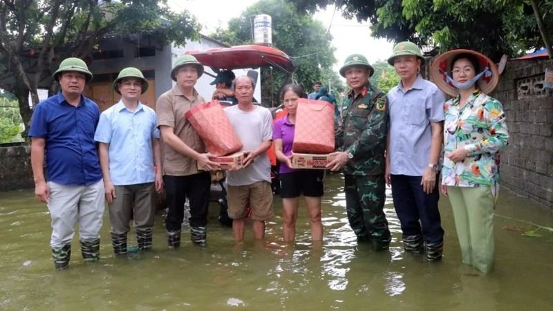 Lãnh đạo huyện Chương Mỹ trao quà và thăm hỏi bà con xã Tân Tiến nơi bị ngập nặng