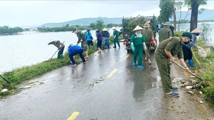 Vùng "rốn lũ" Hà Nội: Nước rút tới đâu, tổng vệ sinh môi trường ngay tới đó