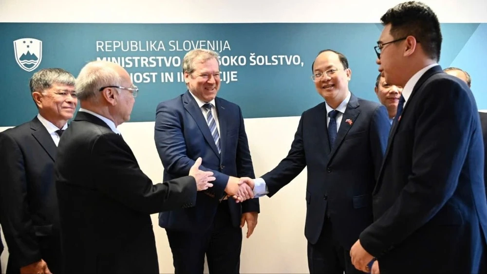 Giáo sư Igor Papič, Bộ trưởng Bộ Giáo dục đại học, khoa học và đổi mới Slovenia tiếp đón Đoàn đại biểu TPHCM đến thăm, làm việc