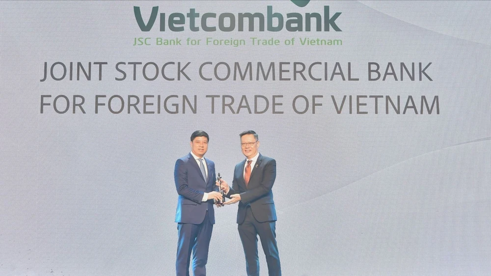 Ông Hồng Quang, Thành viên HĐQT kiêm Giám đốc Khối Nhân sự đại diện Vietcombank nhận cúp vàng "Harmonia" từ ban tổ chức