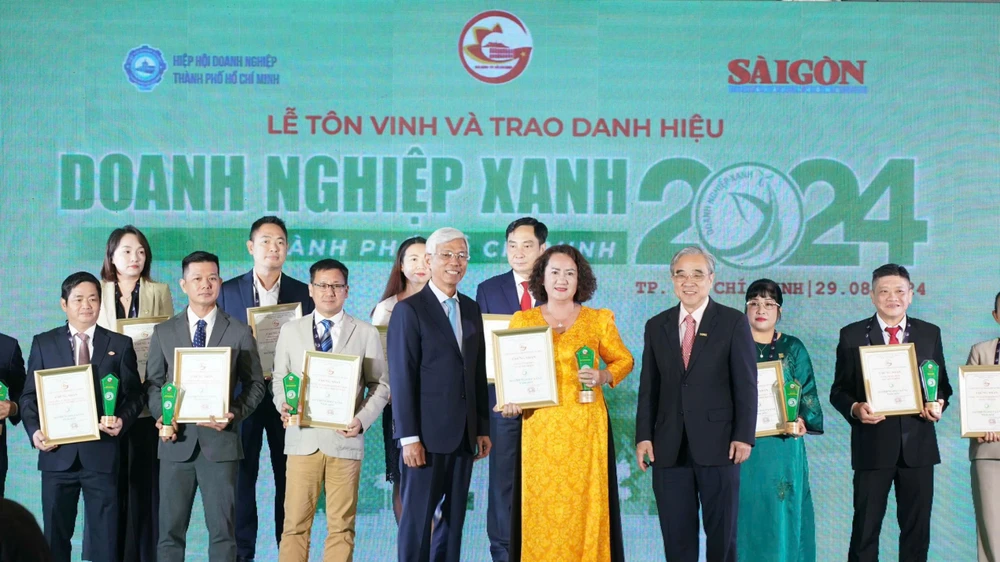 Bà Phạm Thị Xuân Hương, Tổng Giám đốc Công ty CP Dược phẩm OPC nhận Giải thưởng “Doanh nghiệp Xanh TPHCM” năm 2024