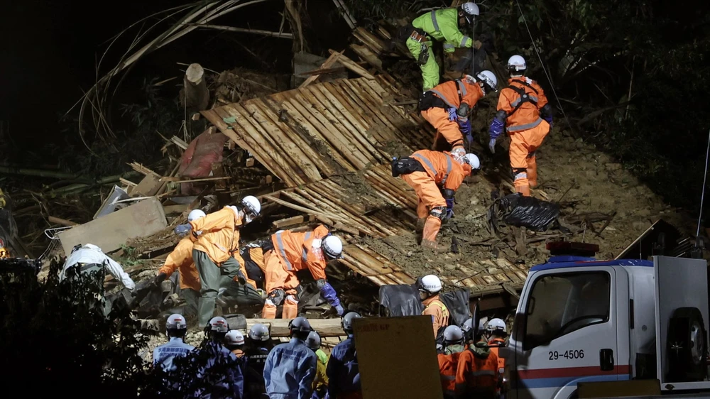 Nhà sập do bão Shanshan tại Kyushu. Ảnh: The Independent