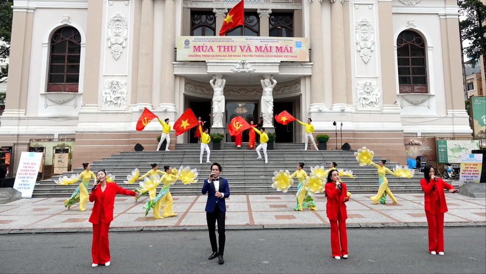 Tiết mục ca múa "Thành phố tôi - Thành phố tên Người" trong chương trình nghệ thuật truyền thống cách mạng "Mùa thu và mãi mãi". Ảnh: THÚY BÌNH