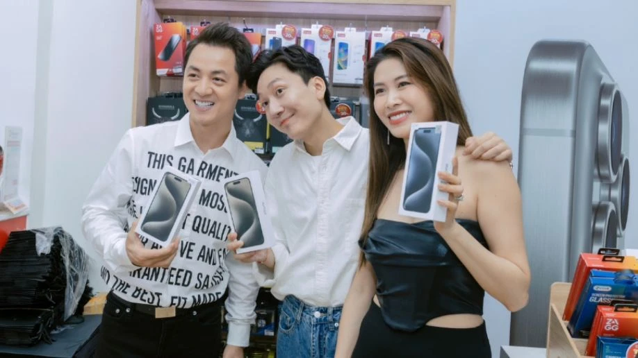 Đông đảo nghệ sĩ, KOLs tề tựu tại Di Động Việt thời điểm mở bán iPhone mới hàng năm