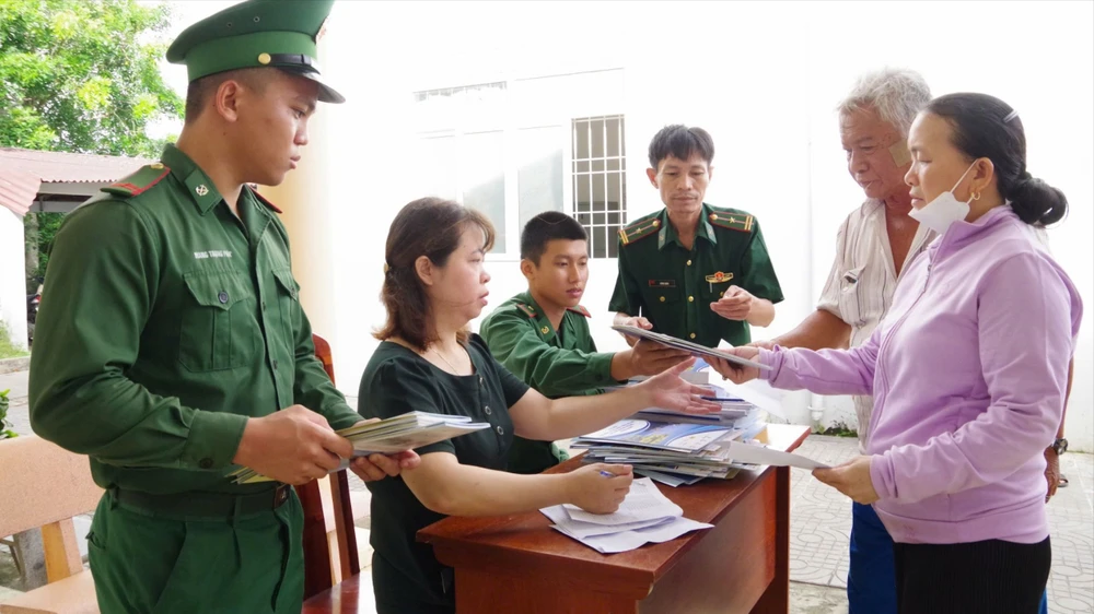 Bộ đội Biên phòng tỉnh Bà Rịa - Vũng Tàu phát tờ rơi tuyên truyền và phổ biến pháp luật cho bà con ngư dân