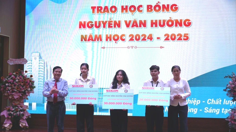 Ba sinh viên Đại học Y Dược TPHCM đạt thành tích xuất sắc nhất năm học 2023-2024 nhận học bổng tại chương trình