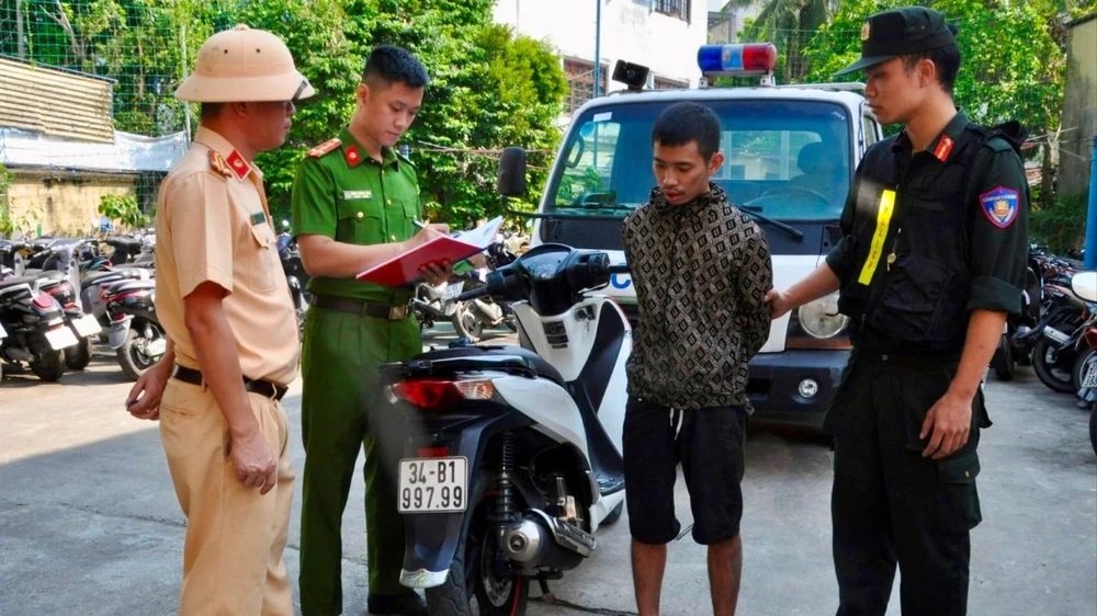 Lực lượng chức năng bàn giao Tài và chiếc xe tang vật cho Công an TP Hải Dương. Ảnh: CACC