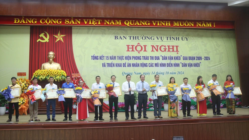 52 tổ chức, cá nhân có thành tích xuất sắc trong thực hiện phong trào thi đua “Dân vận khéo” giai đoạn 2009-2024 được tặng Bằng khen của UBND tỉnh trong dịp này