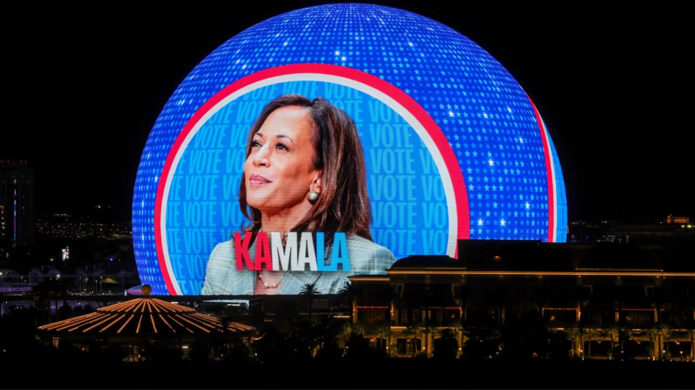 Một quảng cáo ủng hộ ứng cử viên Kamala Harris tại Las Vegas, Nevada. Ảnh: Getty Images