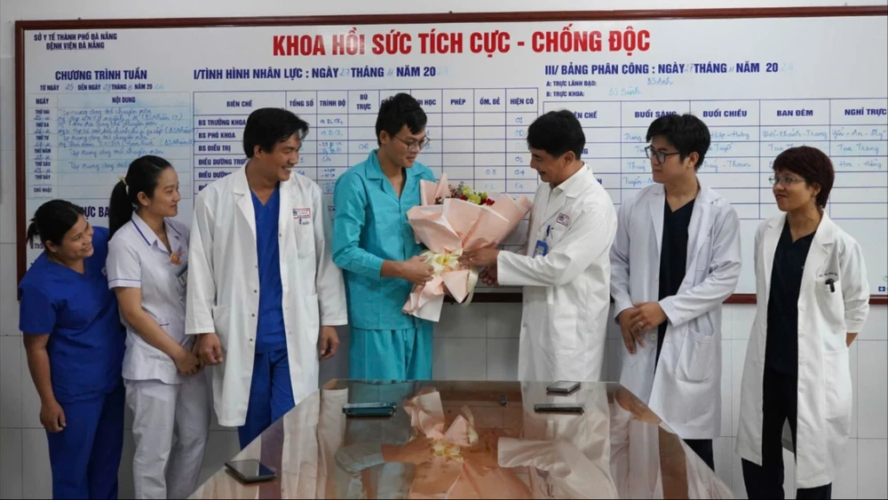 Sau 1 tháng điều trị tích cực, sáng 27-11, bệnh nhân D. được xuất viện. Ảnh: XUÂN QUỲNH