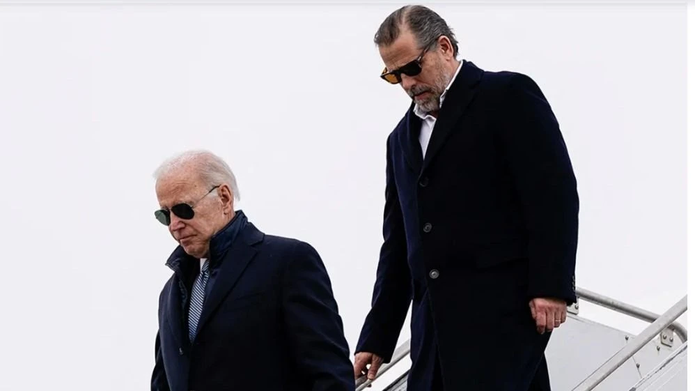 Tổng thống Joe Biden và con trai Hunter Biden. Ảnh: REUTERS 