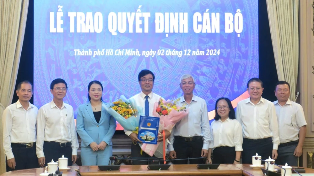 Phó Chủ tịch UBND TPHCM Võ Văn Hoan cùng các đại biểu chúc mừng đồng chí Lương Văn Nhiền