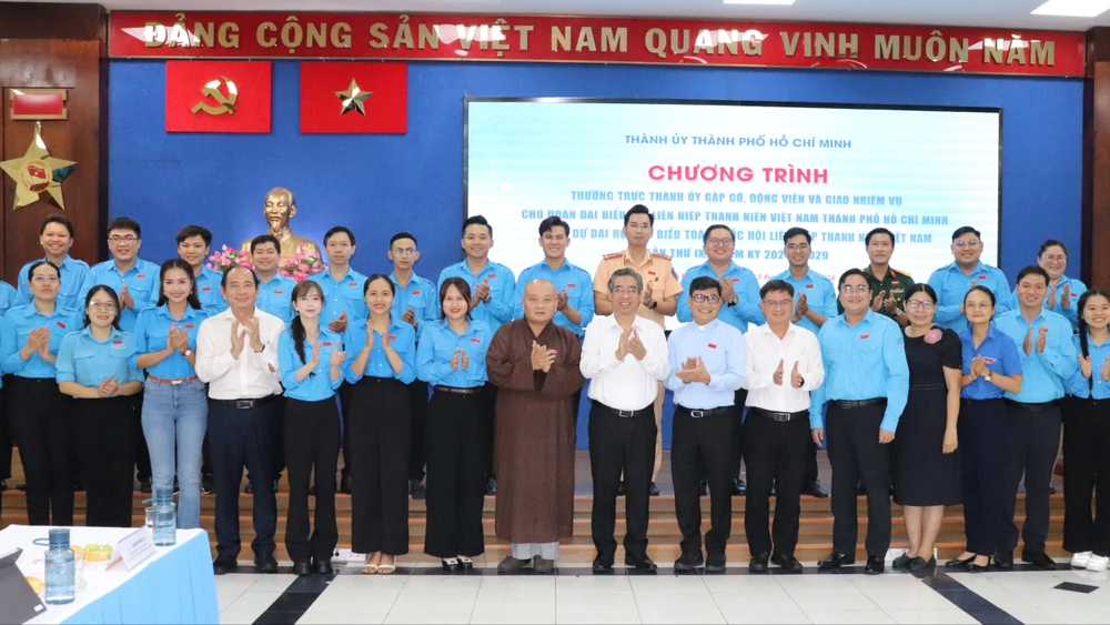 Phó Bí thư Thành ủy TPHCM Nguyễn Phước Lộc động viên và giao nhiệm vụ cho Đoàn đại biểu Hội LHTN Việt Nam TPHCM tham dự Đại hội đại biểu toàn quốc Hội LHTN Việt Nam lần thứ IX