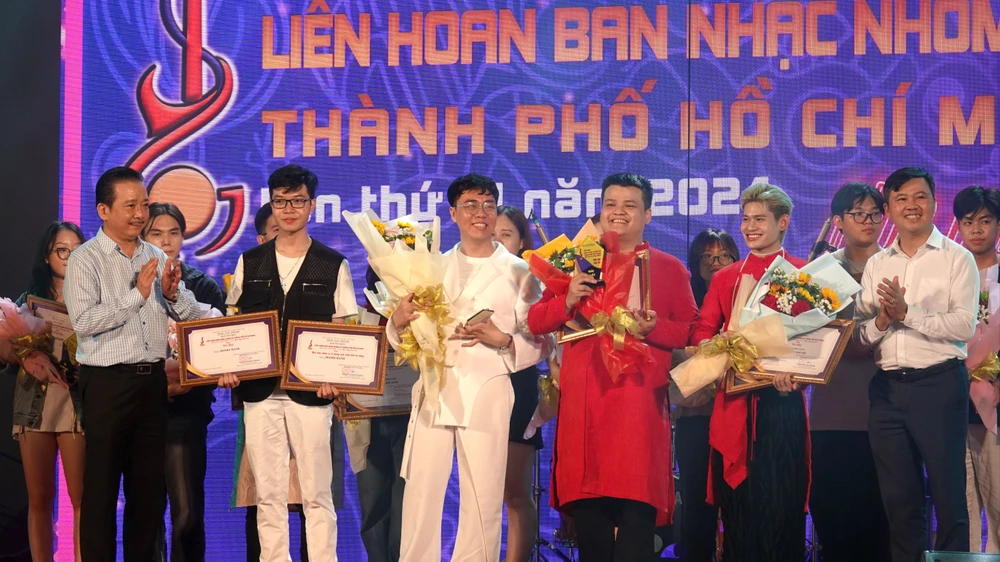 Ban nhạc Nam Tộc và HOMIE Band cùng nhận giải Nhất và giải Ban nhạc nhóm ca có phong cách trình diễn ấn tượng tại Liên hoan Ban nhạc nhóm ca TPHCM lần thứ VI năm 2024. Ảnh: THÚY BÌNH