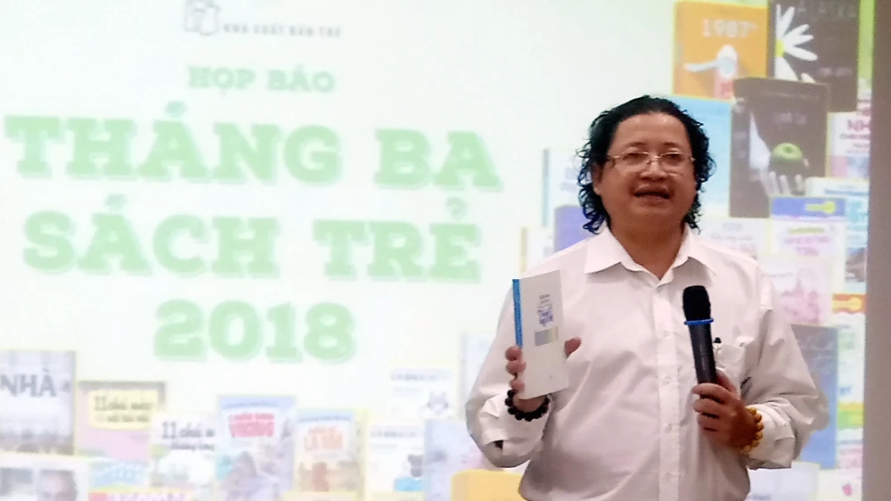 Ông Nguyễn Minh Nhựt, GĐ NXB Trẻ giới thiệu các tác phẩm ra mắt nhân dịp "Tháng 3 sách Trẻ"