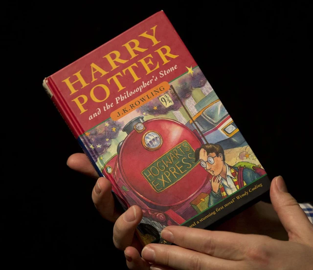  Ấn bản đầu tiên của bộ sách Harry Potter ra mắt lần đầu năm 1997, hiện cuốn in đầu tiên của NXB đang được rao bán với giá khoảng 1,5 tỷ đồng.​