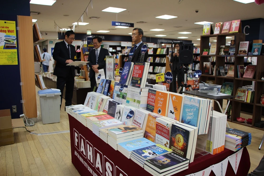 Gian sách Việt Nam tại Nhà sách Kinokuniya Tokyo, Nhật Bản