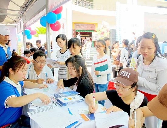 Many students seek job at the employment fair (Photo: SGGP)