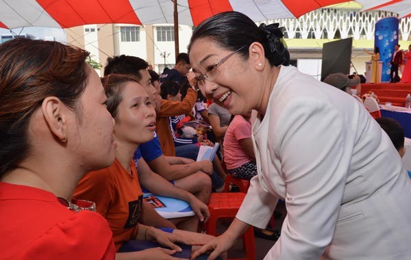 Deputy Party Secretary Vo Thi Dung talks to workers (Photo: SGGP)