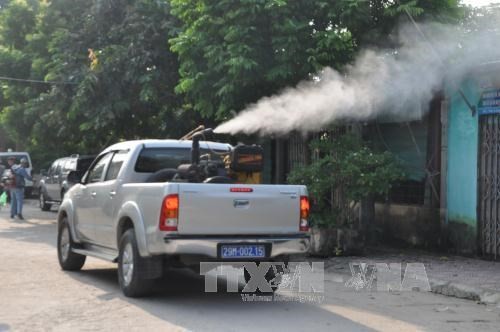 Spraying chemicals to prevent dengue fever in Hoai Duc district of Hanoi. (Photo: VNA)