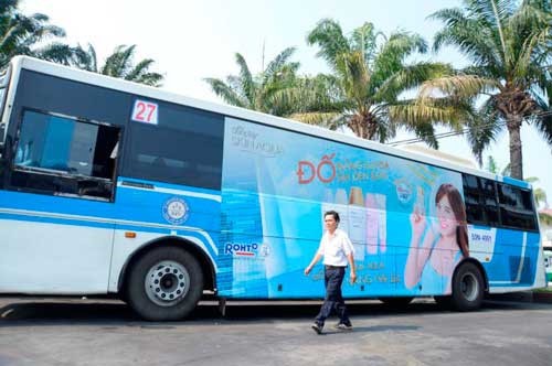 During piloted time, HCMC earns VND14.6 billion for the state budget from putting advertisings on buses (Photo: SGGP)
