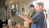Inspectors visit alcohol manufacturers in Gia lai (Photo: SGGP)