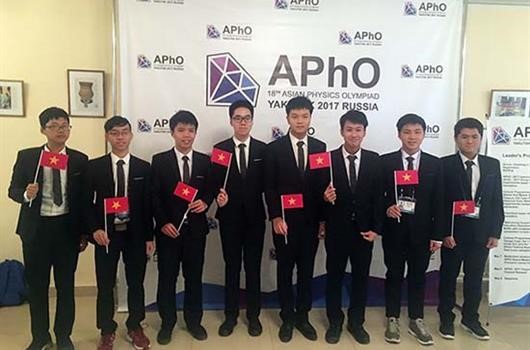 Eight Vietnamese students at the competition (Photo: SGGP)