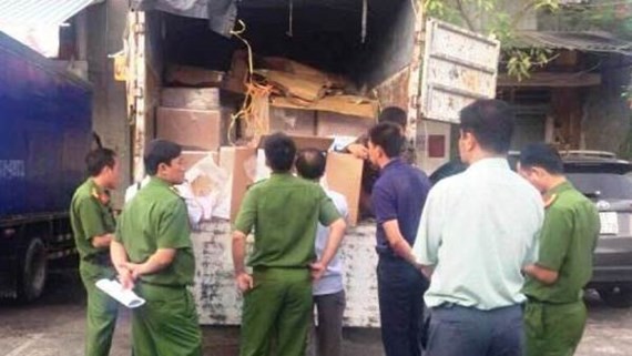 Police officers are checking the truck with smuggled medicine containers (Photo: SGGP)