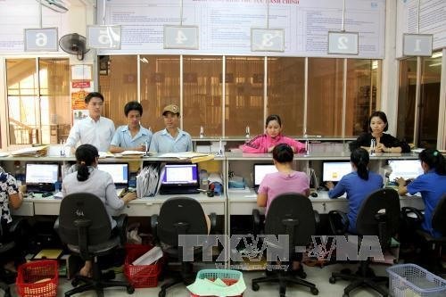 Employees come to the Binh Duong Province’s Social Insurance Office to ask about their social insurance benefits. — VNA/VNS Photo Duong Chi Tuong
