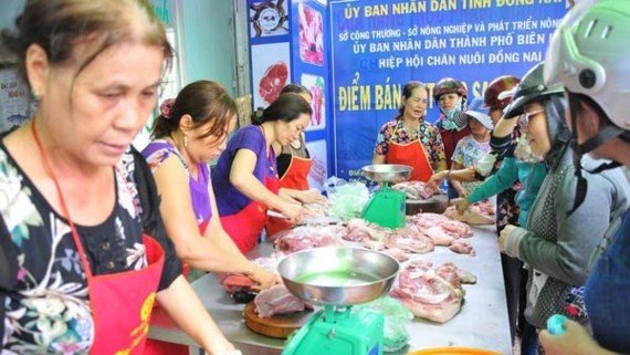Customers buy meat at a store selling pork in Dong Nai (Photo: SGGP)