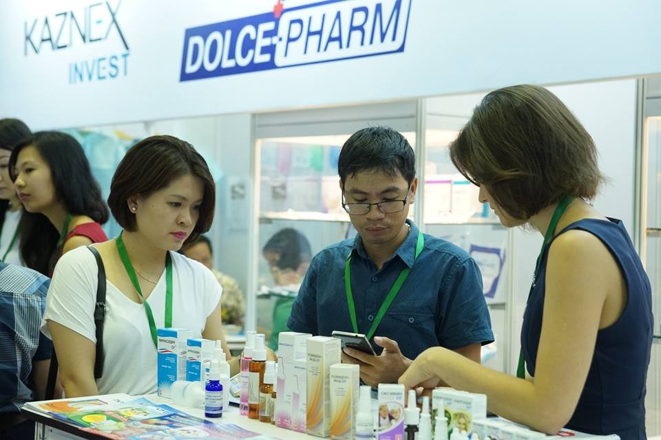 Customers buy products at a booth in the exhibition last year (Photo: Website of the event)