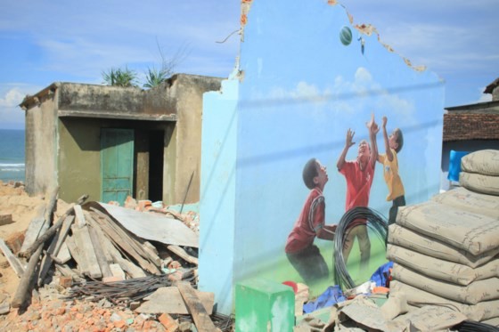 The mural painting of three kids playing with ball on Thanh's house wall (Photo: SGG)