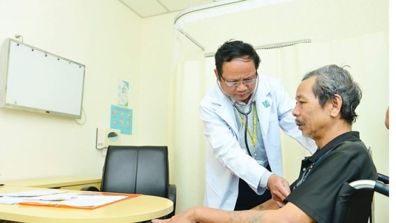 A man with chronic lung disease is examined (Photo: SGGP)