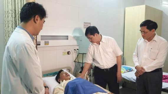 Mr. Dung visits a tourist in the hospital (Photo: SGGP)