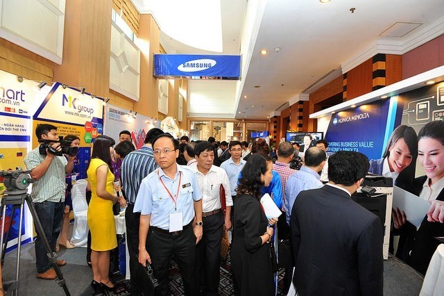 Attendees standed outside the conference room at the Banking Vietnam 2016 main event in Hanoi (Photo: banking.org.vn)