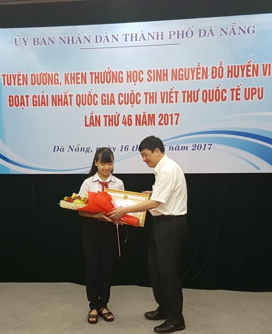 Deputy Chairman of People’s Committee Dang Viet Dung congratulates the winner (Photo: SGGP)