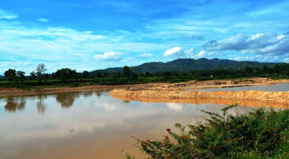 The dam Xuan Tai Company builds to illicitly mine sand (Photo: SGGP)