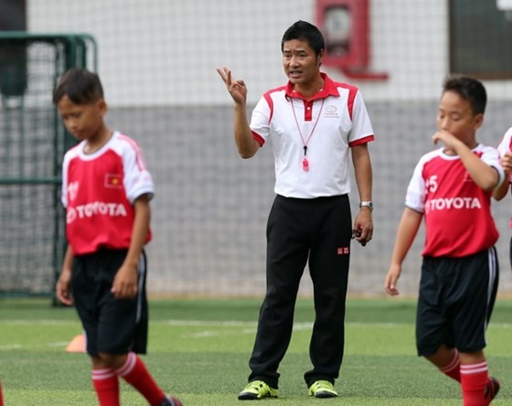 Kids who love playing football can have a chance to be trained by famous footballer Hong Son ( Photo: SGGP)