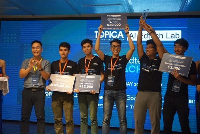 The five-member team, “Nguyen Hien,” wins first place for its application on smart English learning for kids. (Photo: tuoitrethudo.vn)