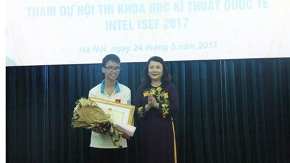 Deputy Education Minister Nguyen Thi Nghia presents certificate of merit to Pham Huy (Photo: SGGP)