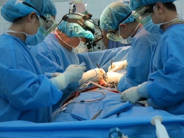 Doctors conduct the heart surgery for the patient (Photo: VNA)