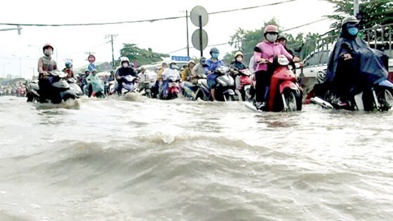Many streets in HCMC are flooded after a heavy rain on May 20 (Photo: SGGP)