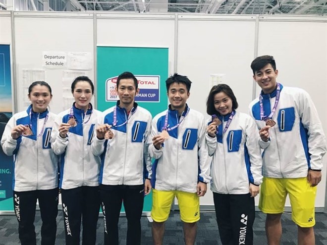 Winning smiles: Vietnamese players show their gold medals as the Group 2 victors at the Sudirman Cup in Australia on May 26. — Photo Nguyen Tien Minh facebook 