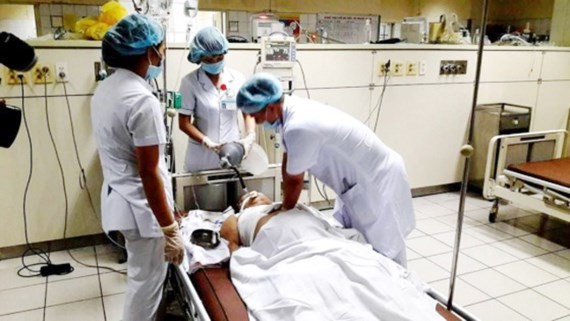 Medical workers concentrate on treating patients suffering shock in the incident (Photo: SGGP)